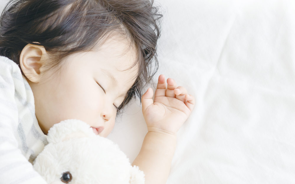 子供が寝ている画像